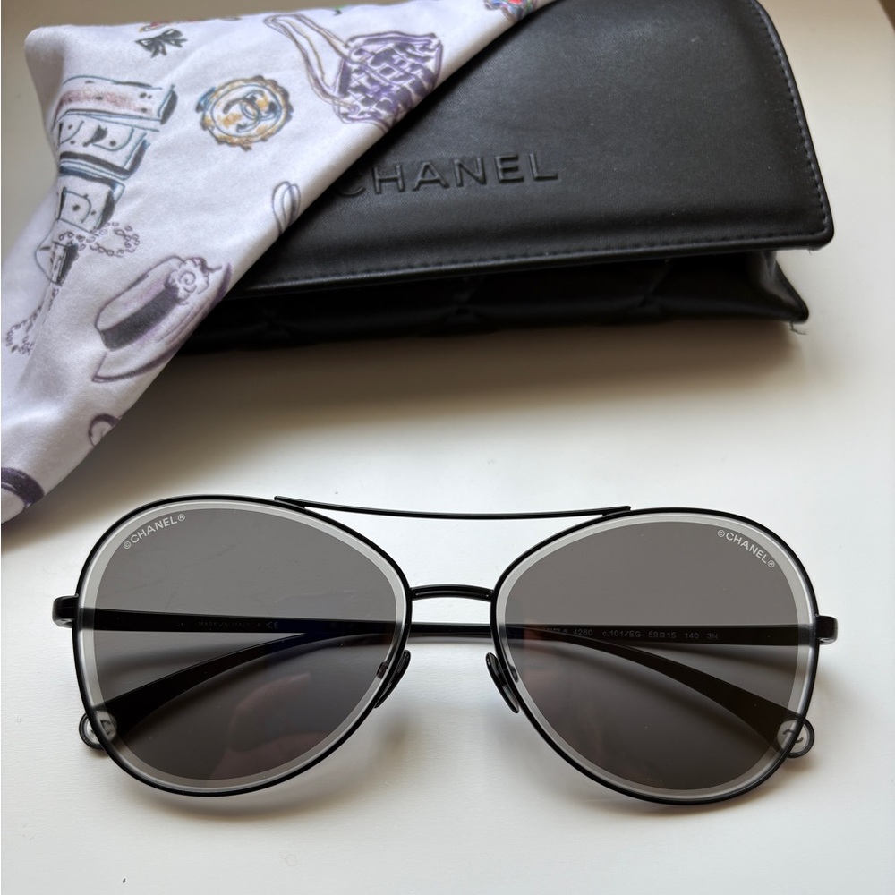 Chanel sunglasses 4260, pilot style, like new